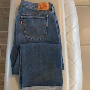Levi Capri jeans like new excellent Condition waist is a 32 inseam 20.5